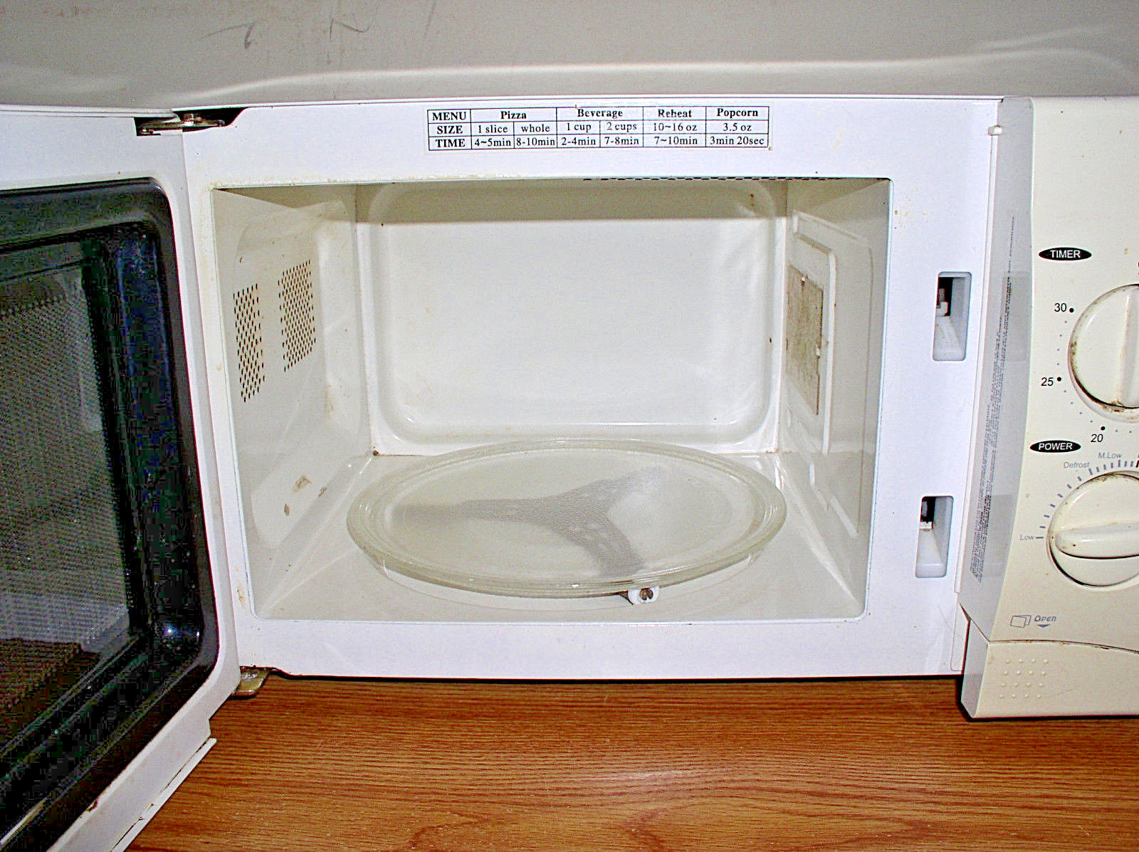 USED GALANZ RETRO MICROWAVE OVEN 23FJ