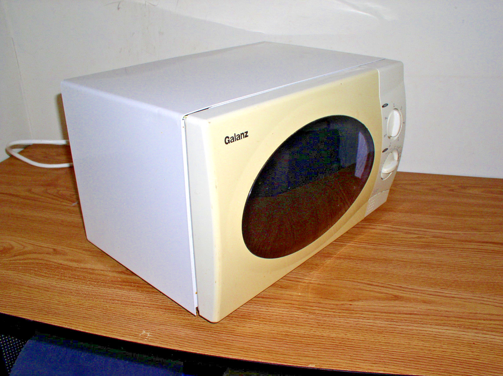 USED GALANZ RETRO MICROWAVE OVEN 23FJ
