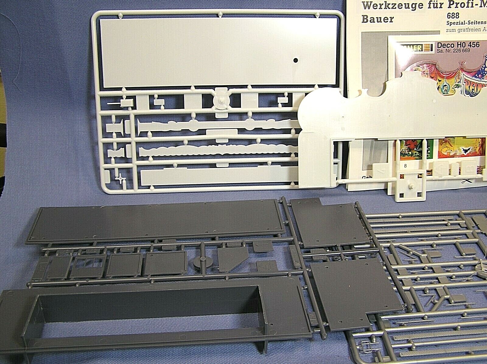 Faller Model Kit 456 HO scale Midway Carnival Fair Showmans Booth Illusions Show