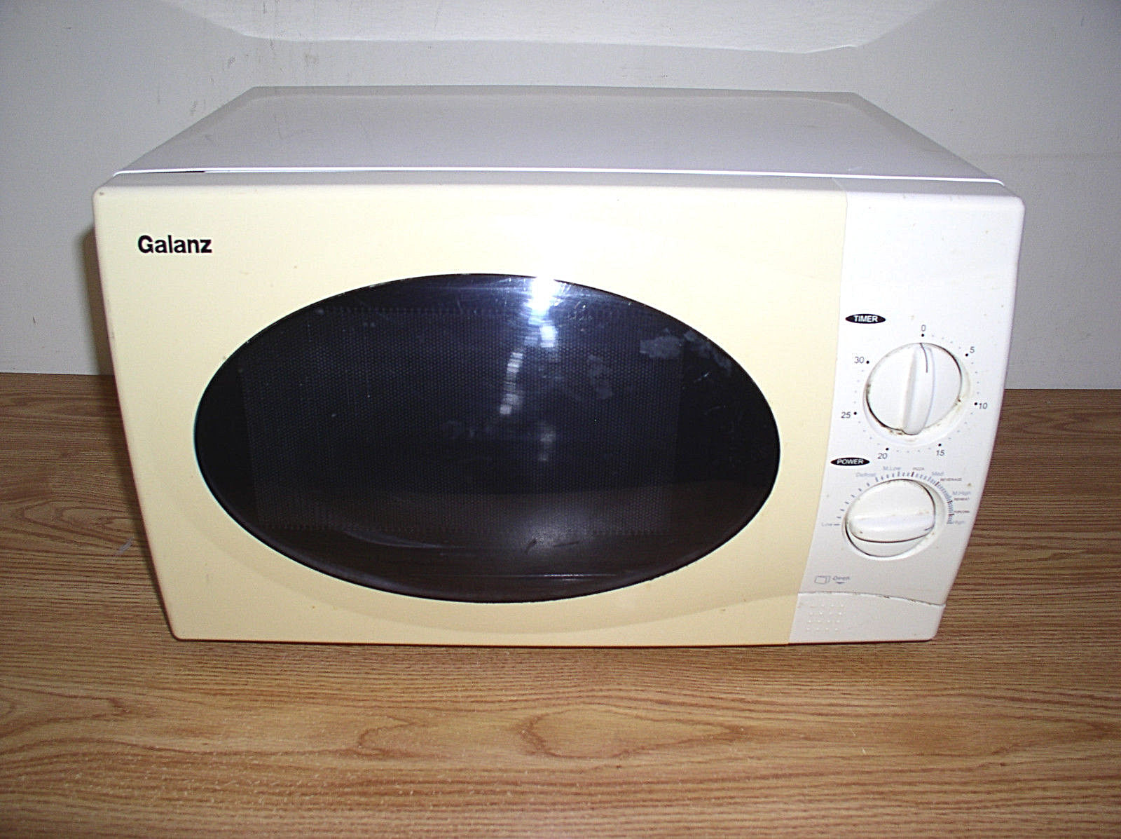 USED GALANZ RETRO MICROWAVE OVEN 23FJ