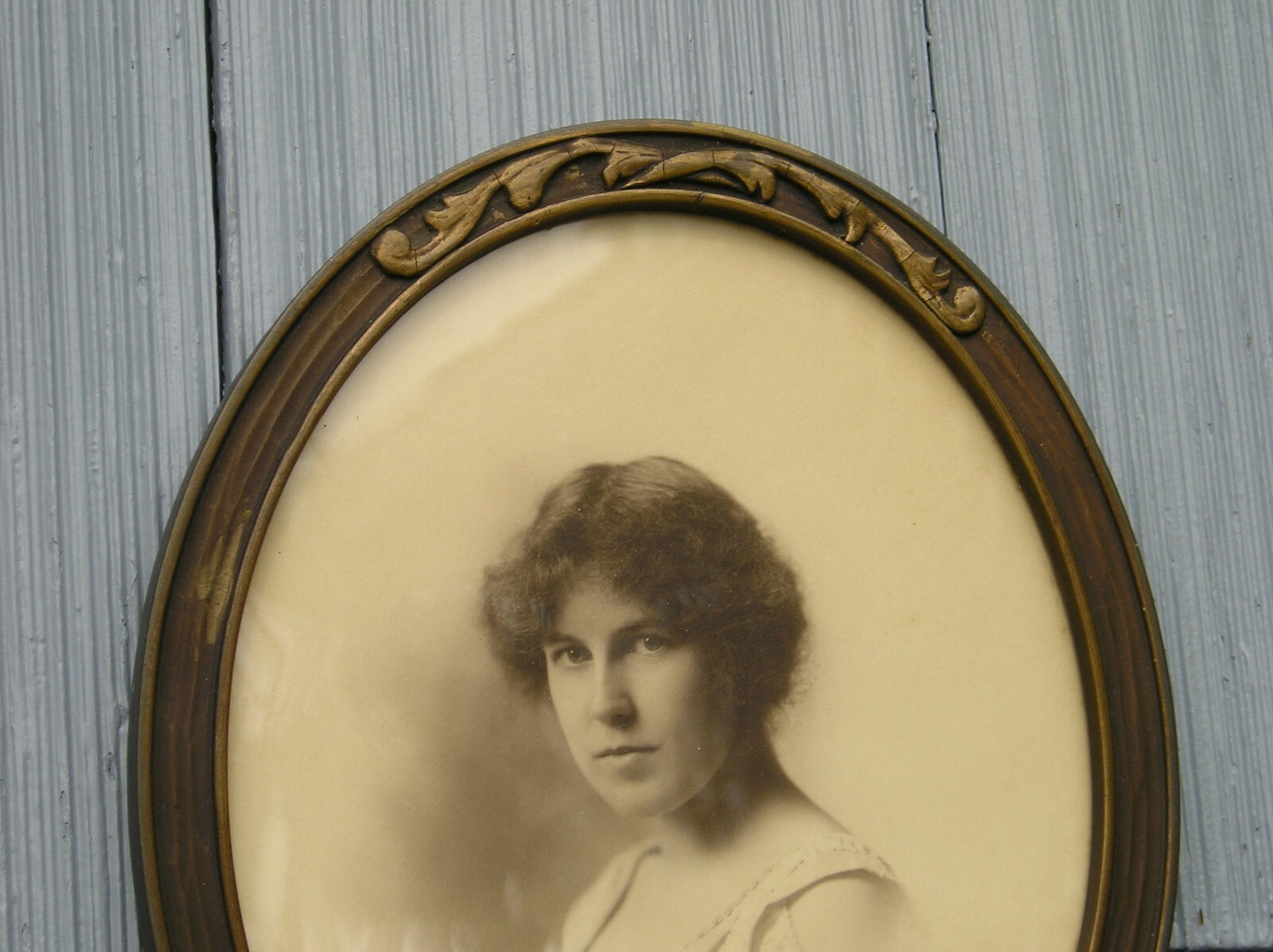 Vintage Art Crafts Nouveau Bronze Finish Oval Picture Frame 7 3/4 x 9 3/4