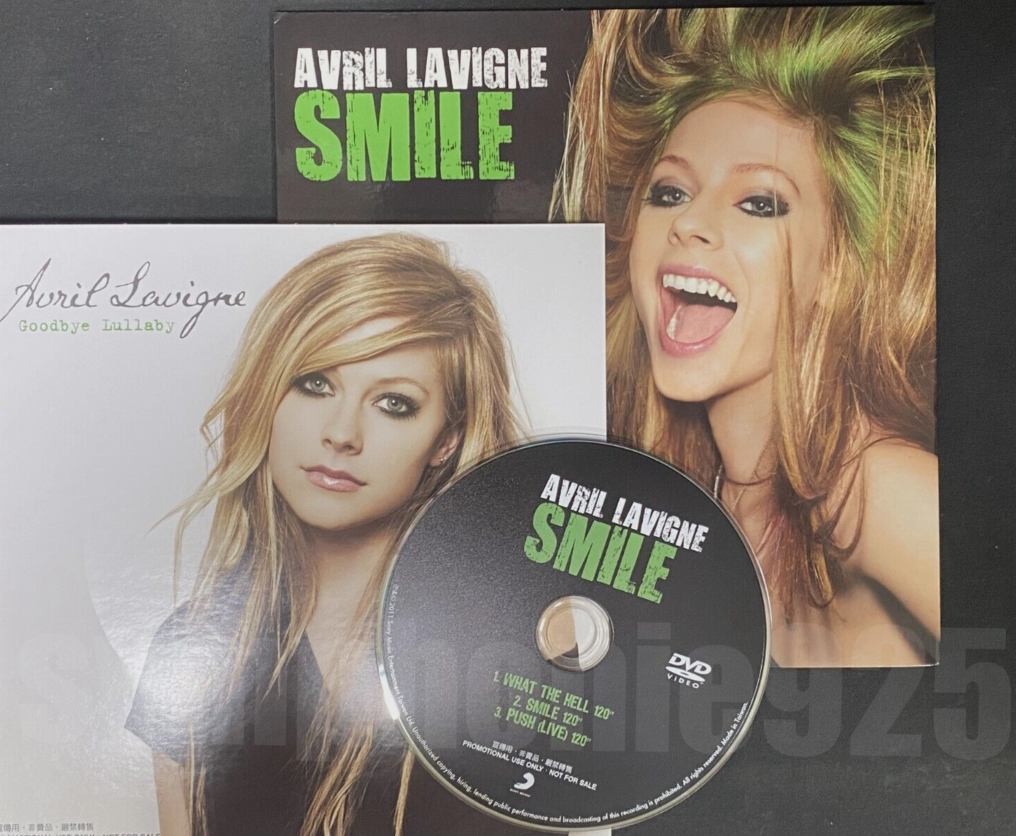 2011 Avril Lavigne Smile/What The Hell Taiwan Only Promo DVD 2011 Avril Lavigne Smile/What The Hell Taiwan Only Promo DVD