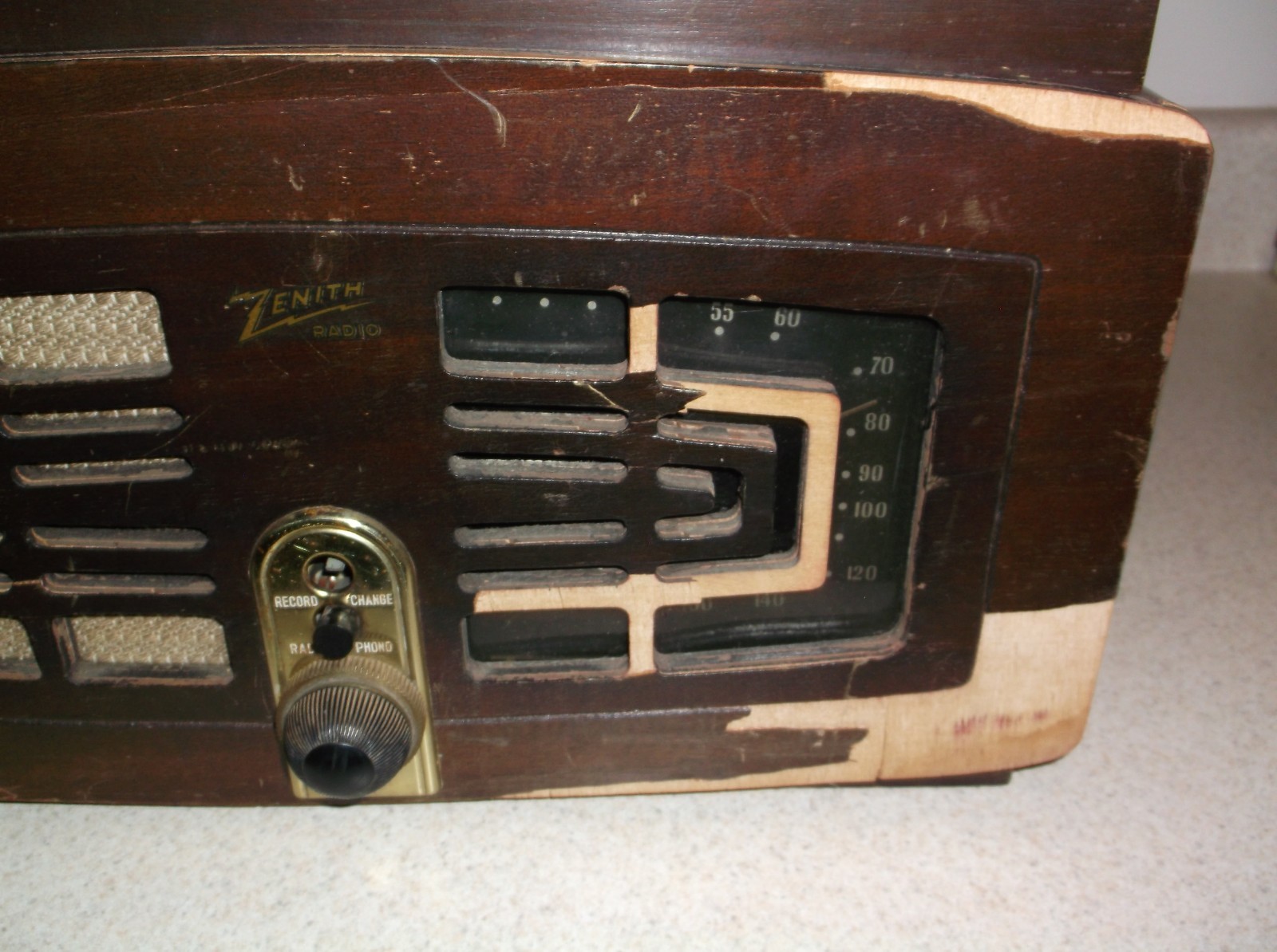 vintage ZENITH tube radio/turntable model 5R086            200