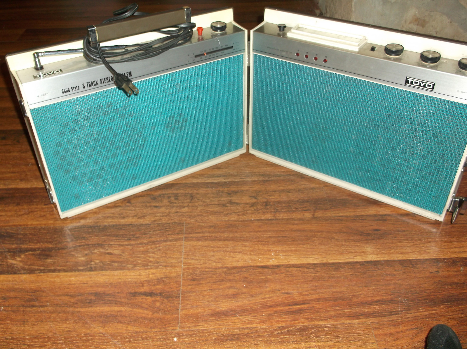 TOYO CRH-401 8 TRACK AM/FM RADIO Works Vintage