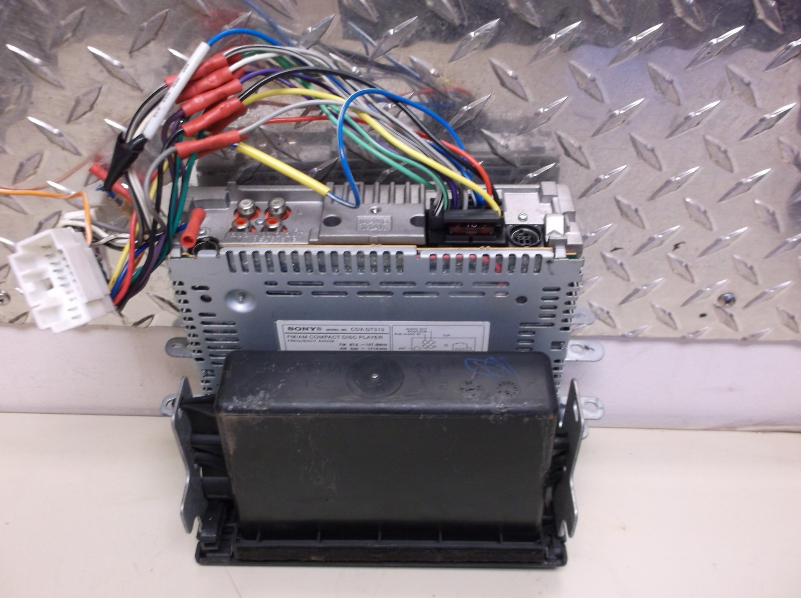 SONY XPLOD CAR STEREO CDX-GT310 CD PLAYER RADIO IN-DASH AM/FM TUNER AUX INPUT