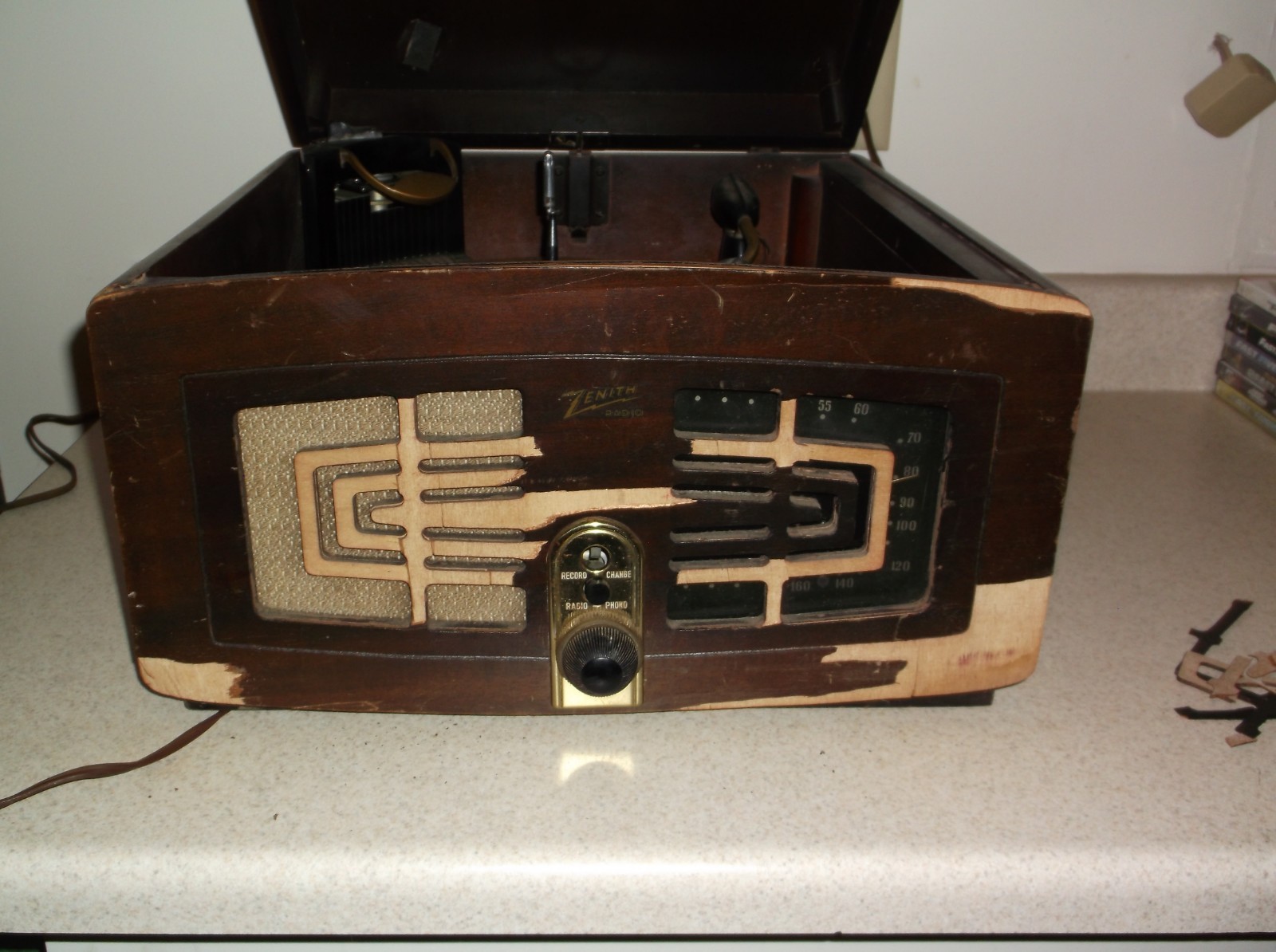 vintage ZENITH tube radio/turntable model 5R086            200