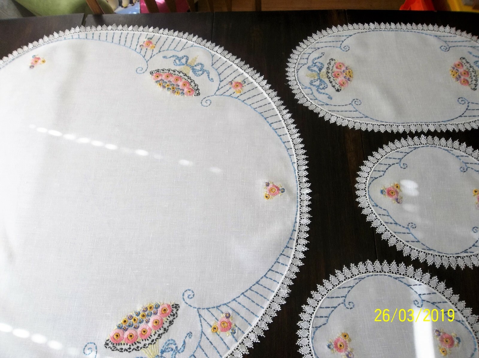 VINTAGE EMBROIDERED TABLECLOTH/DOILY SET FEEDSACK FLOWERS 4 PCS EVC