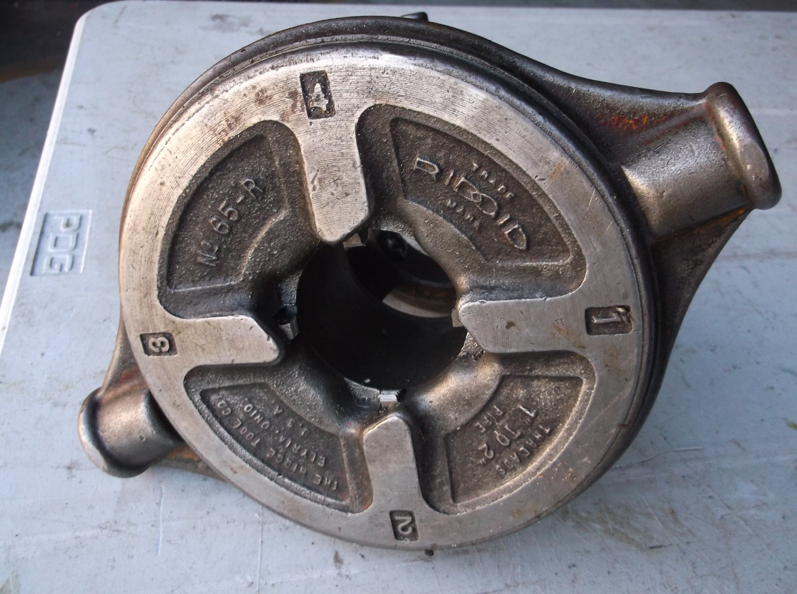 Ridgid Model 65R Manual Receding Pipe Threader, 1-2 Inch Capacity, NPT