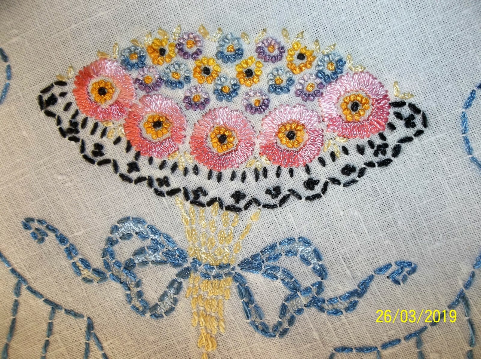 VINTAGE EMBROIDERED TABLECLOTH/DOILY SET FEEDSACK FLOWERS 4 PCS EVC