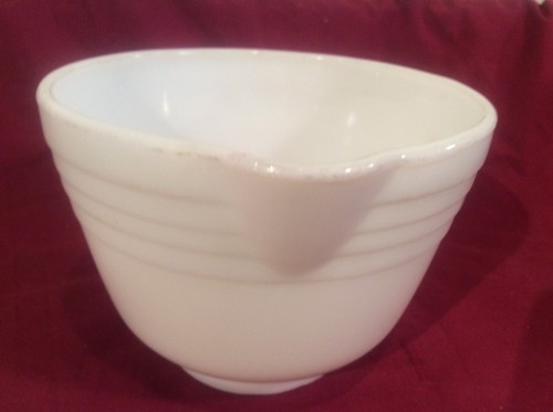 Pyrex Hamilton Beach # 19 White 1qt Small Rib Mixing Bowl With Spout