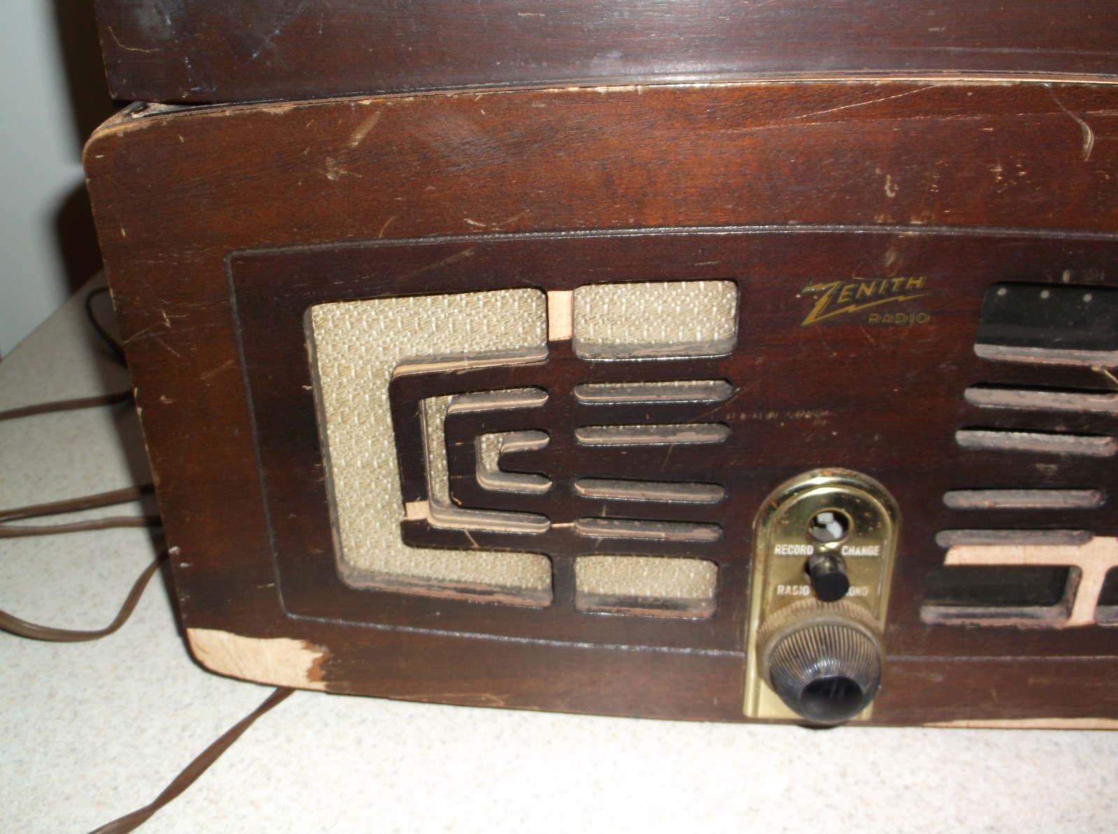 vintage ZENITH tube radio/turntable model 5R086            200