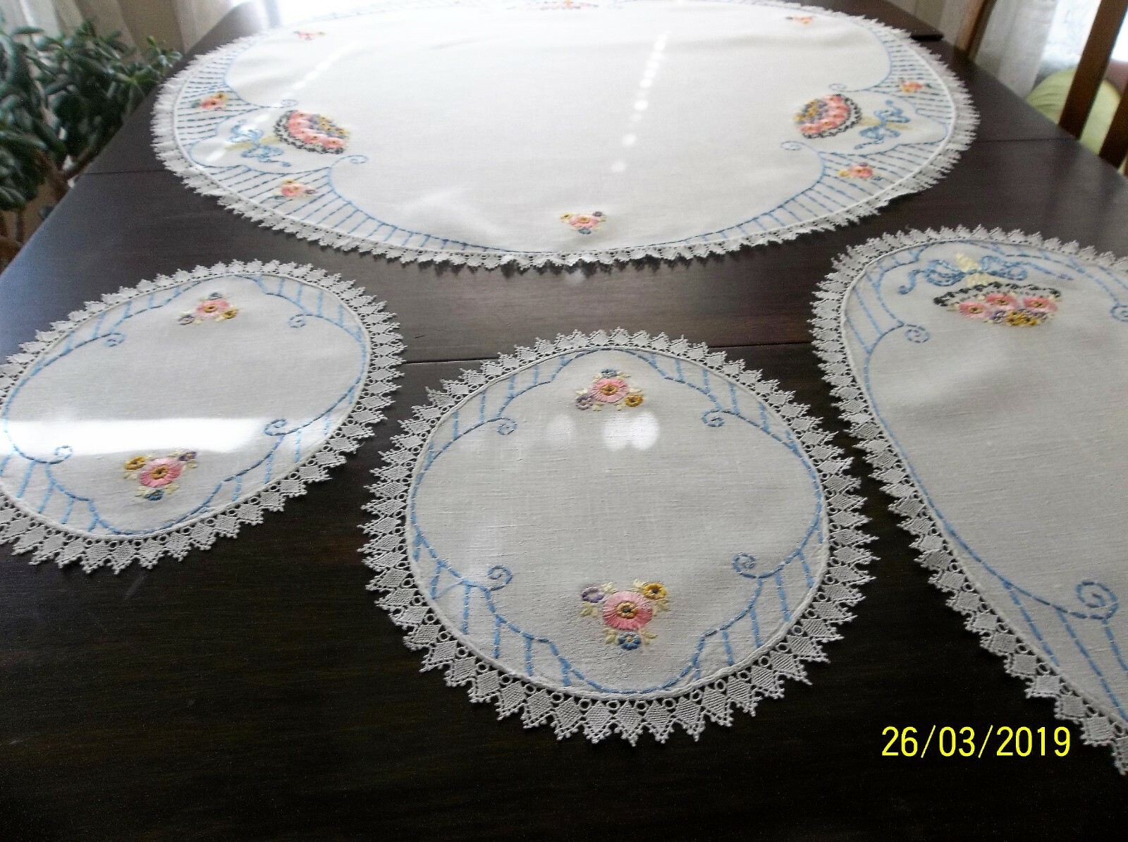 VINTAGE EMBROIDERED TABLECLOTH/DOILY SET FEEDSACK FLOWERS 4 PCS EVC