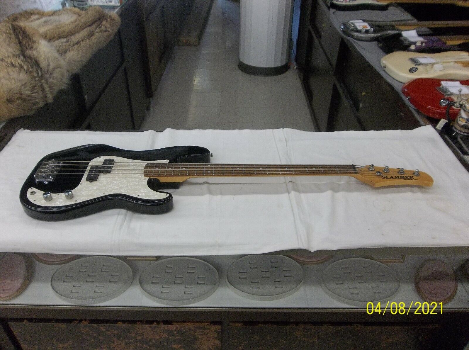 Hamer Slammer Series CP-4 4 STRING Bass guitar - BLACK WITH Hamer Slammer Series CP-4 4 STRING Bass guitar - BLACK WITH