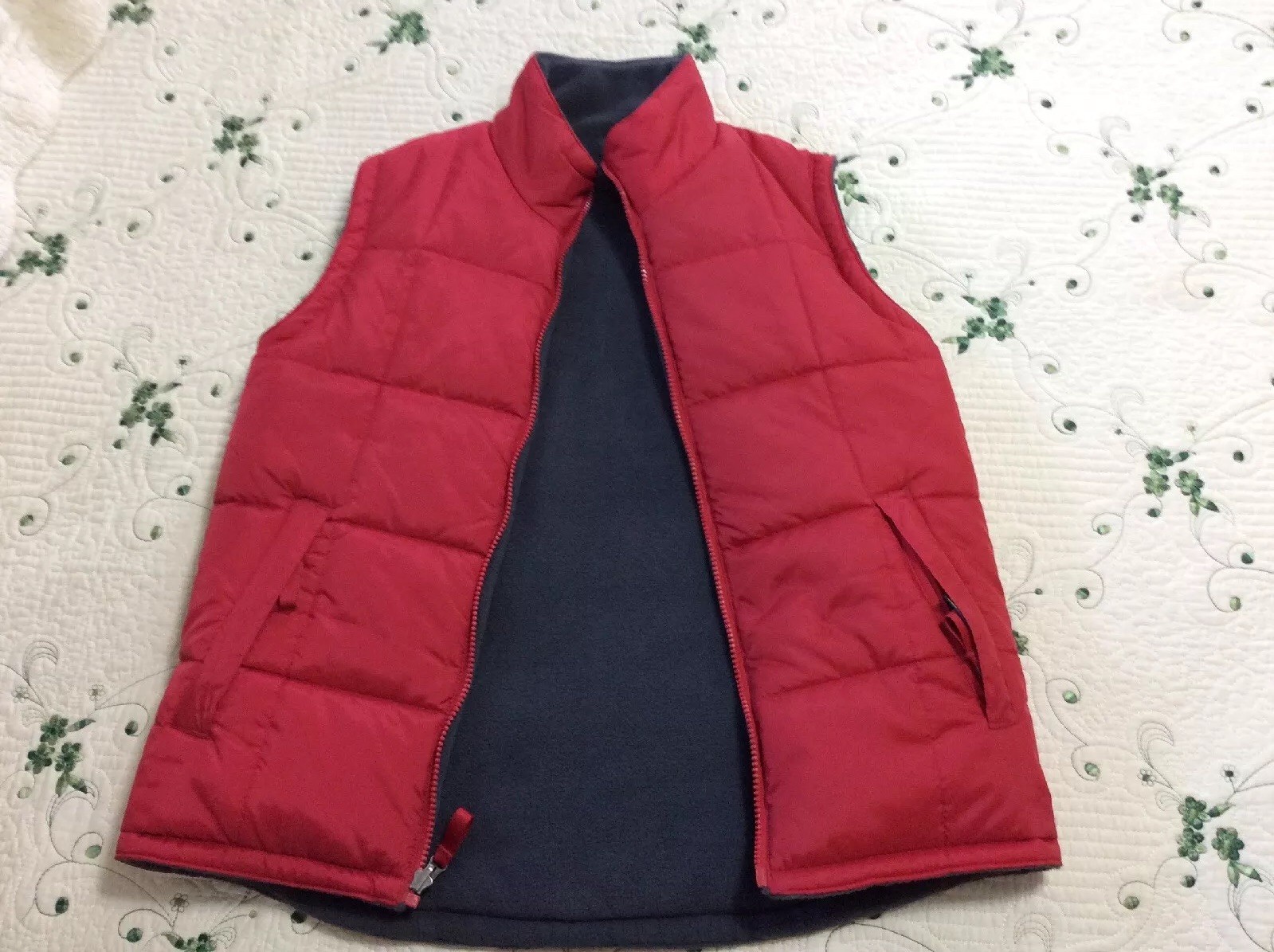 JUNIOR UNISEX SIZE L 10-12 BAILEY’S POINT REVERSIBLE RED & GRAY SLEEVELESS VEST