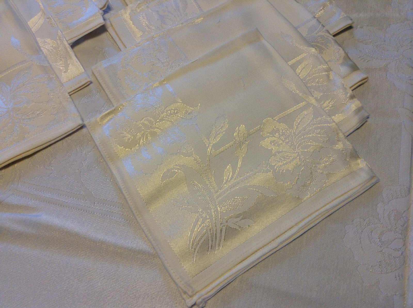 Vintage White Damask Tablecloth  64 x 84 Rayon & Cotton Flower Pattern Napkins