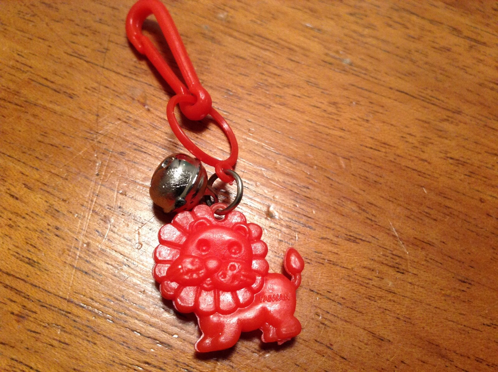 VINTAGE 80s RED LION PLASTIC BELL CHARM RETRO PENDANT 1980s CLIP ON