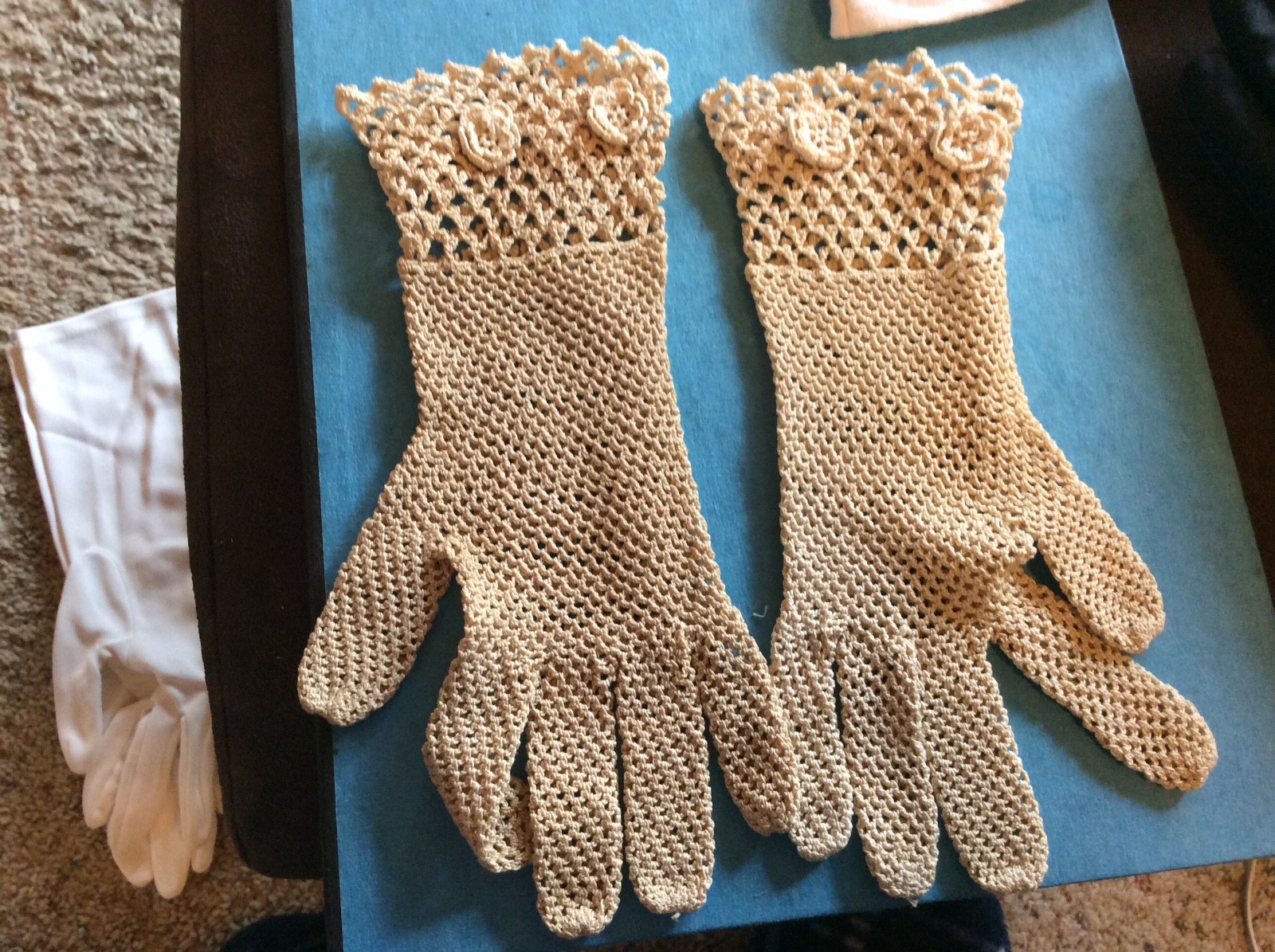 Lot 8 Women’s Vintage Wrist Length Gloves beige, white,black,brown, M. Jackson