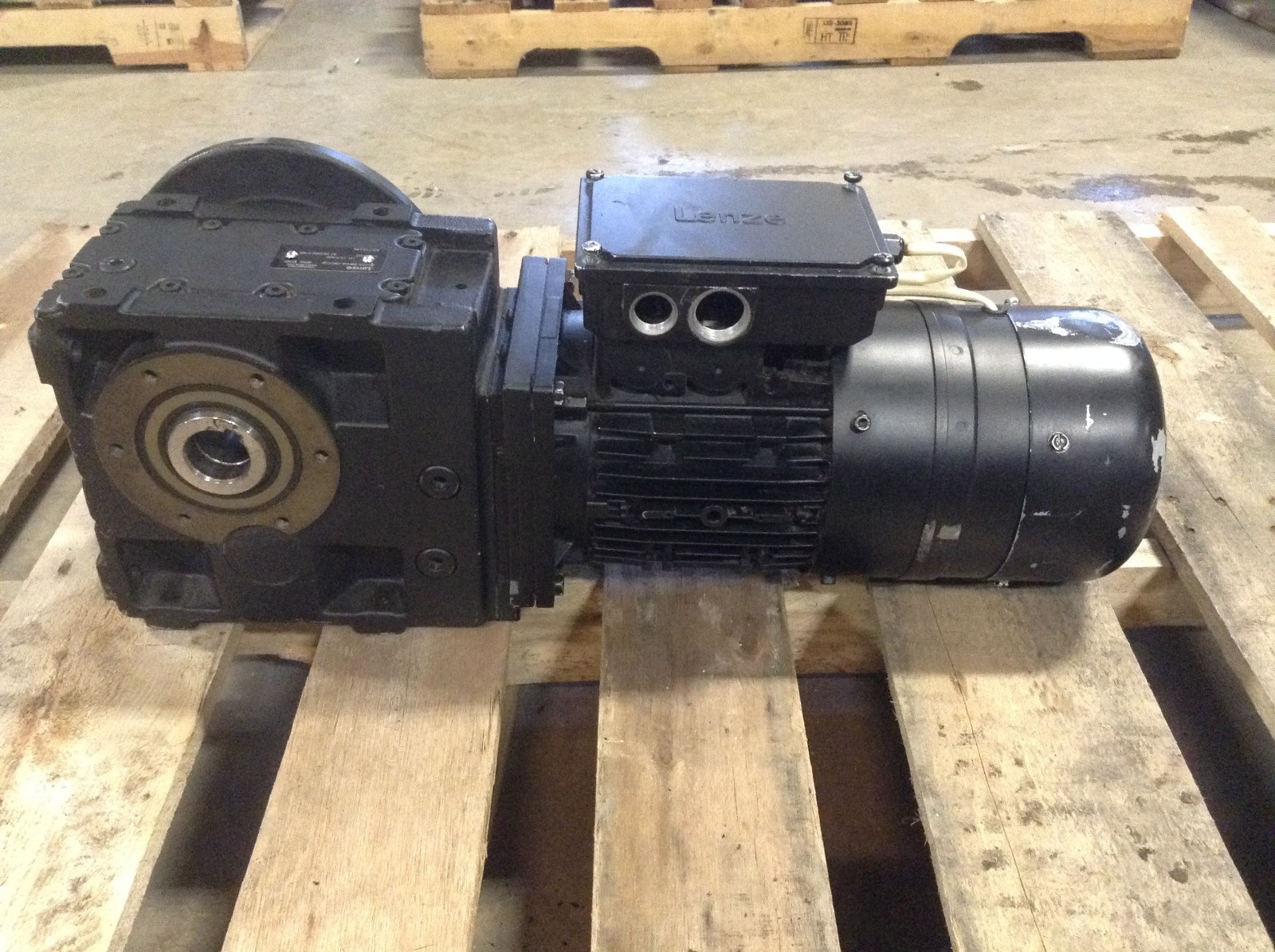 Lenze MDXMA2M080-32 66:592:1 Gear Motor 230/277/400/480 V GKS05-3MHAK-080-C32