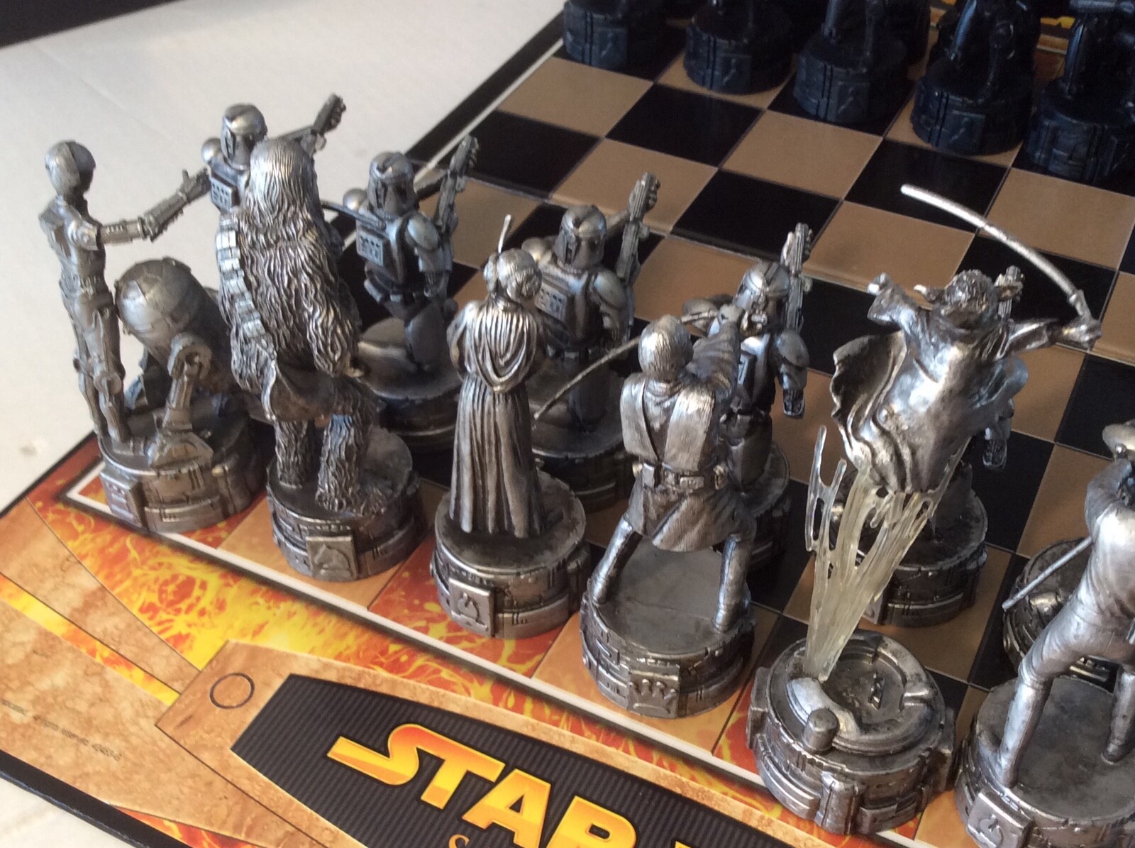 Star Wars Saga Edition Chess set 32 Sculptured chess Pieces Yoda Obi Darth Chewy