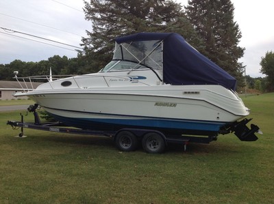 1994 Rinker 265 Fiesta Vee Cabin Cruiser with trailer