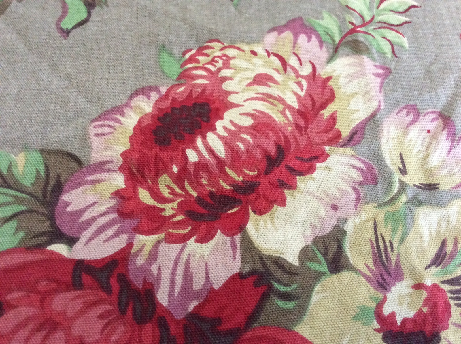 Vintage Floral Linen /Cotton Decorator Fabric 2 1/2 Yards x 58 in.