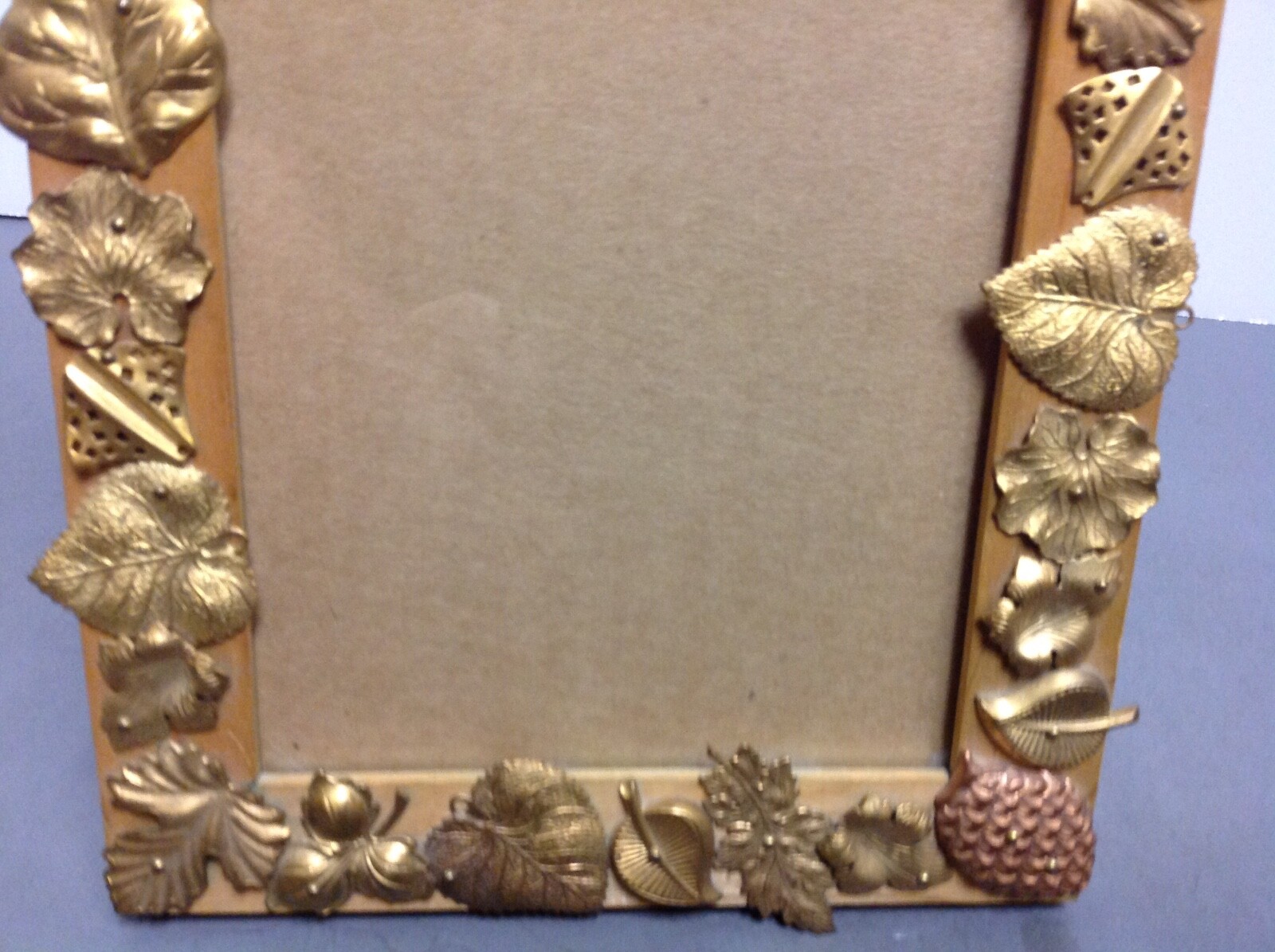 ANTIQUE VICTORIAN METAL LEAVES WOOD PICTURE FRAME UNIQUE