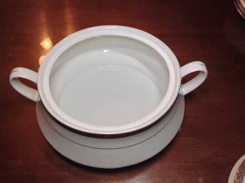 Lynn’s Oralia Platinum Round Covered Vegetables