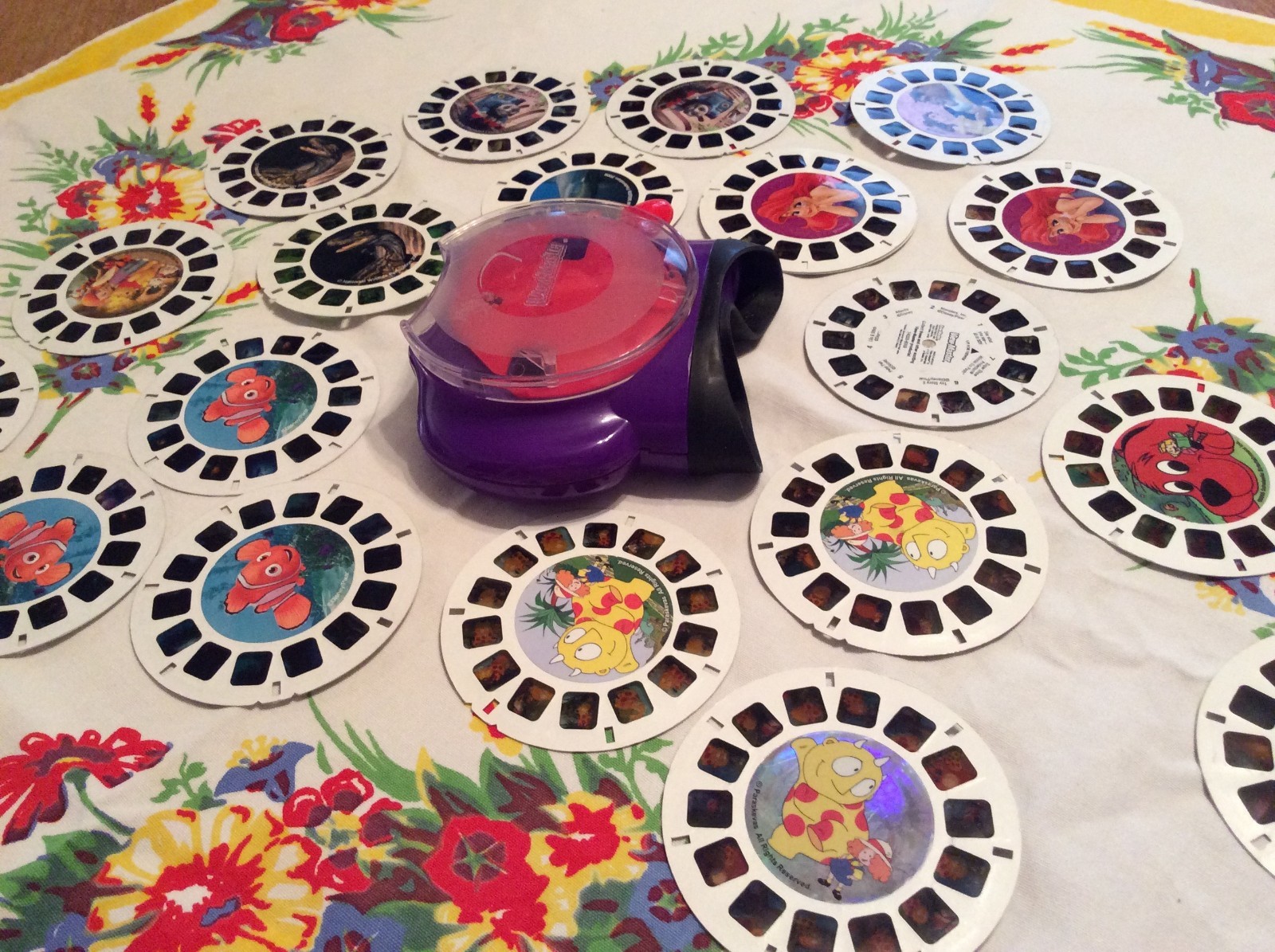 View-Master Red & Purple 20 Reels Fisher Price Mattel 2002 Date