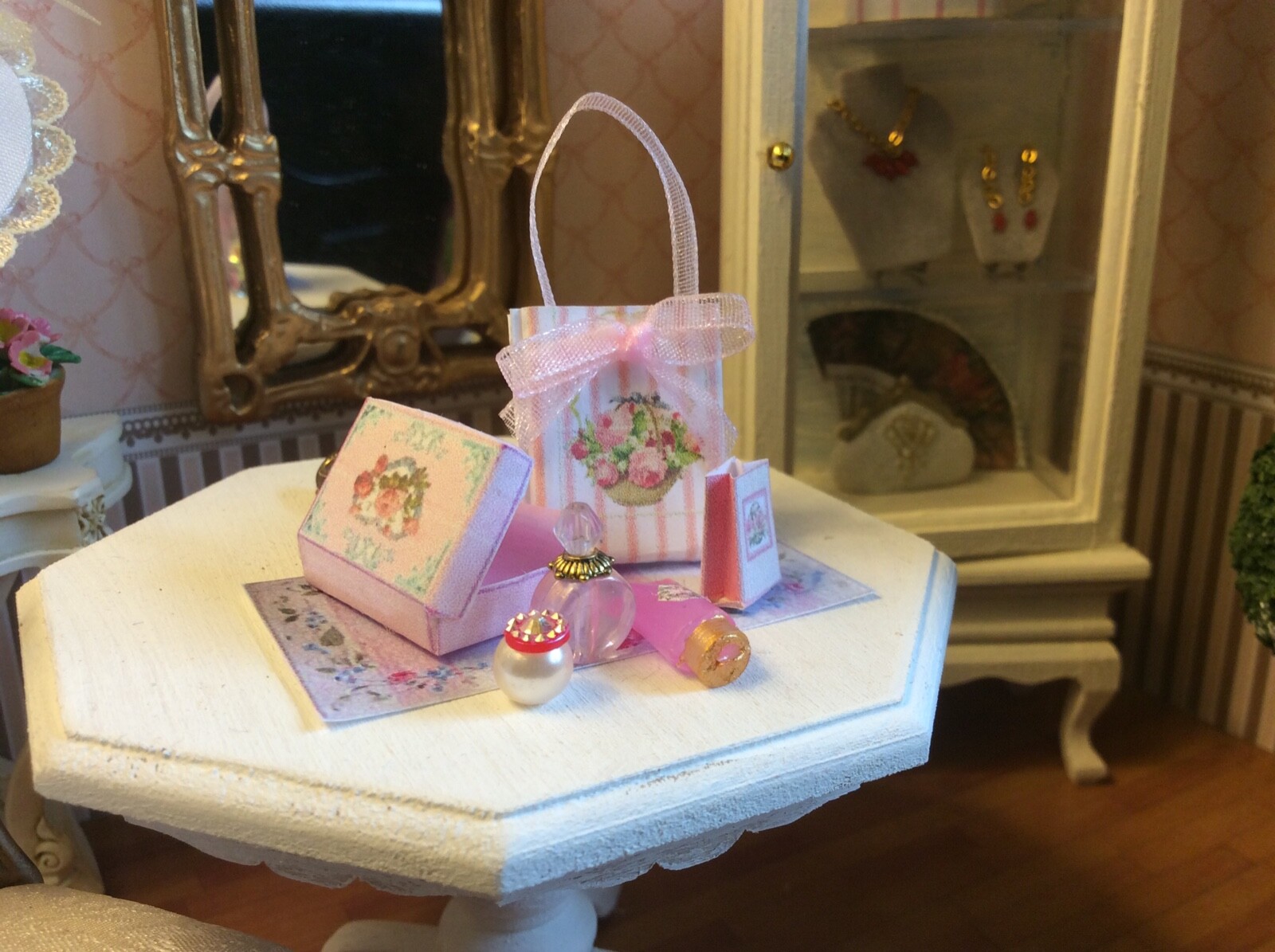 dolls house beauty and toiletries products , 112 scale doll house