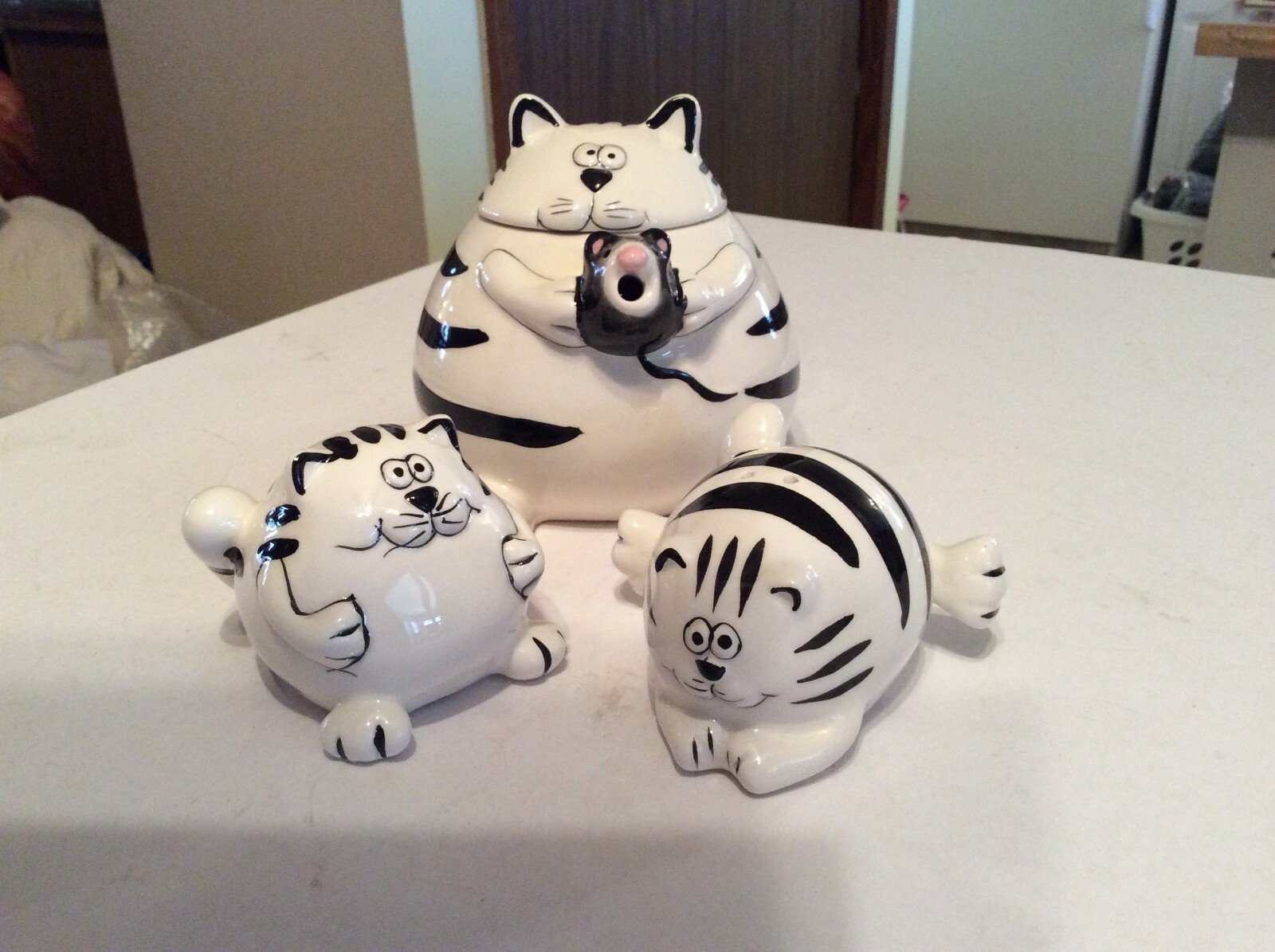 Whimsical P&S Arts Crafts Co. Cat & Mouse Tea Pot & Matching Salt & Pepper Set