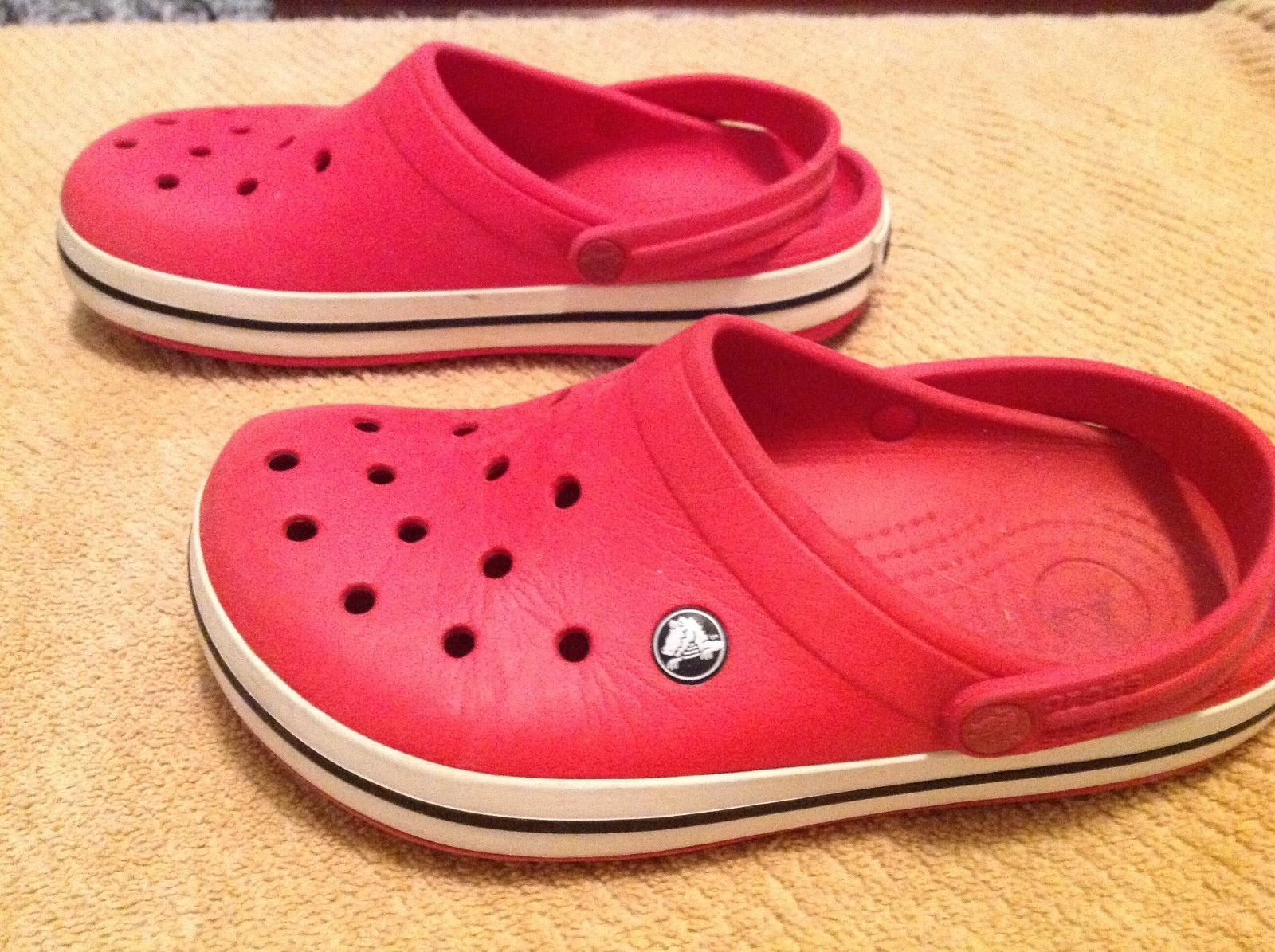 Crocs Unisex  Size W 8, M 6 Pink, White sole edge with black stripe