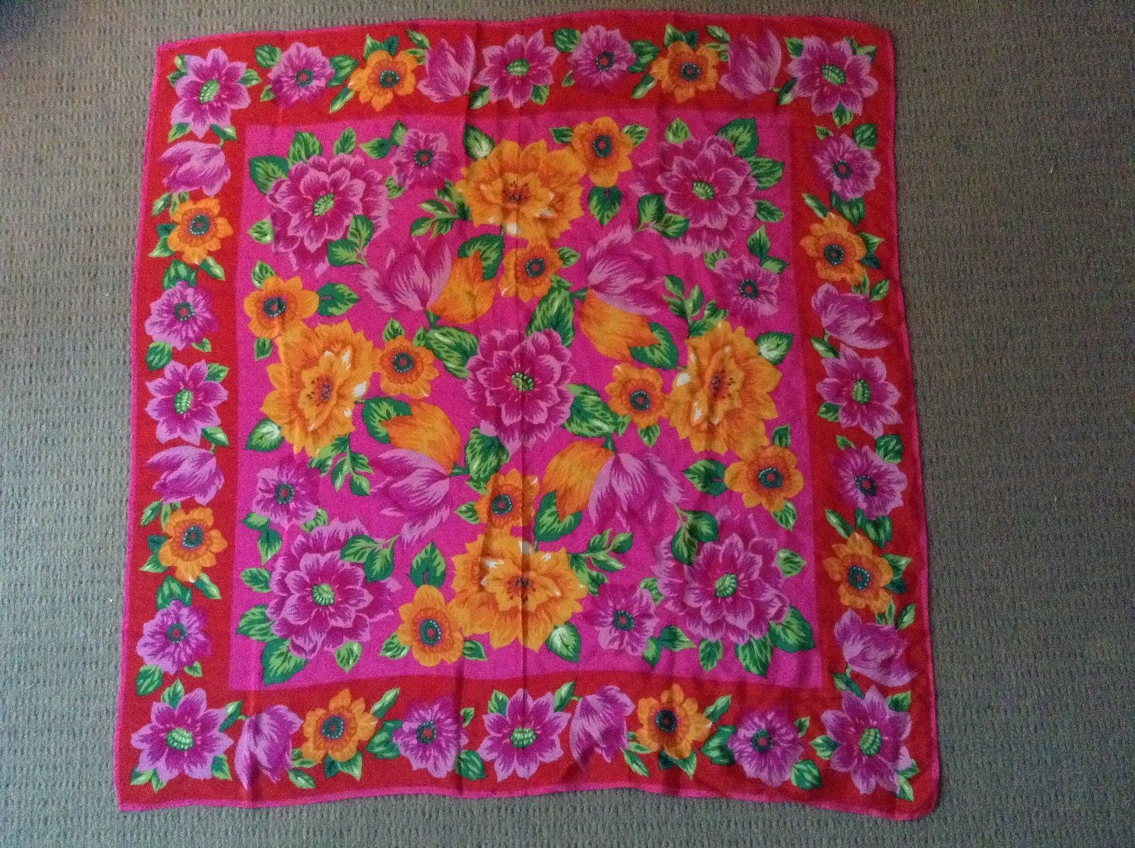 Lenços e envoltórios femininos florais Adrienne Vittadini