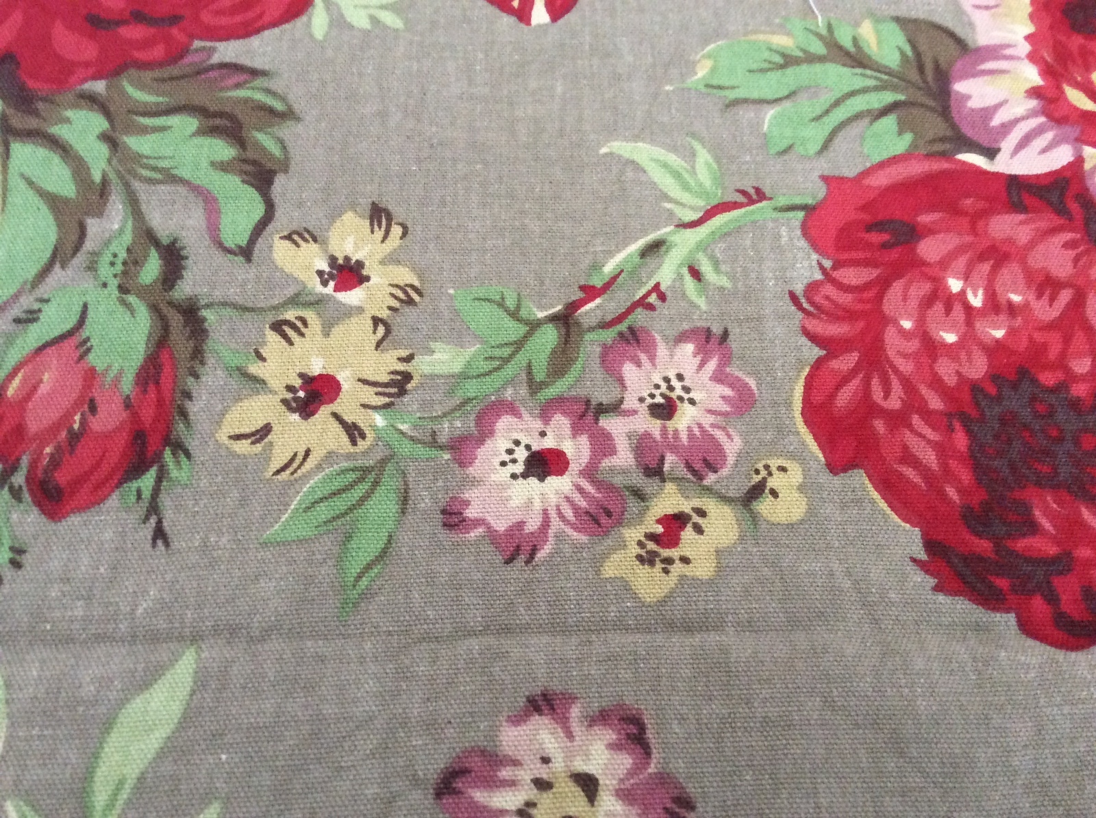 Vintage Floral Linen /Cotton Decorator Fabric 2 1/2 Yards x 58 in.