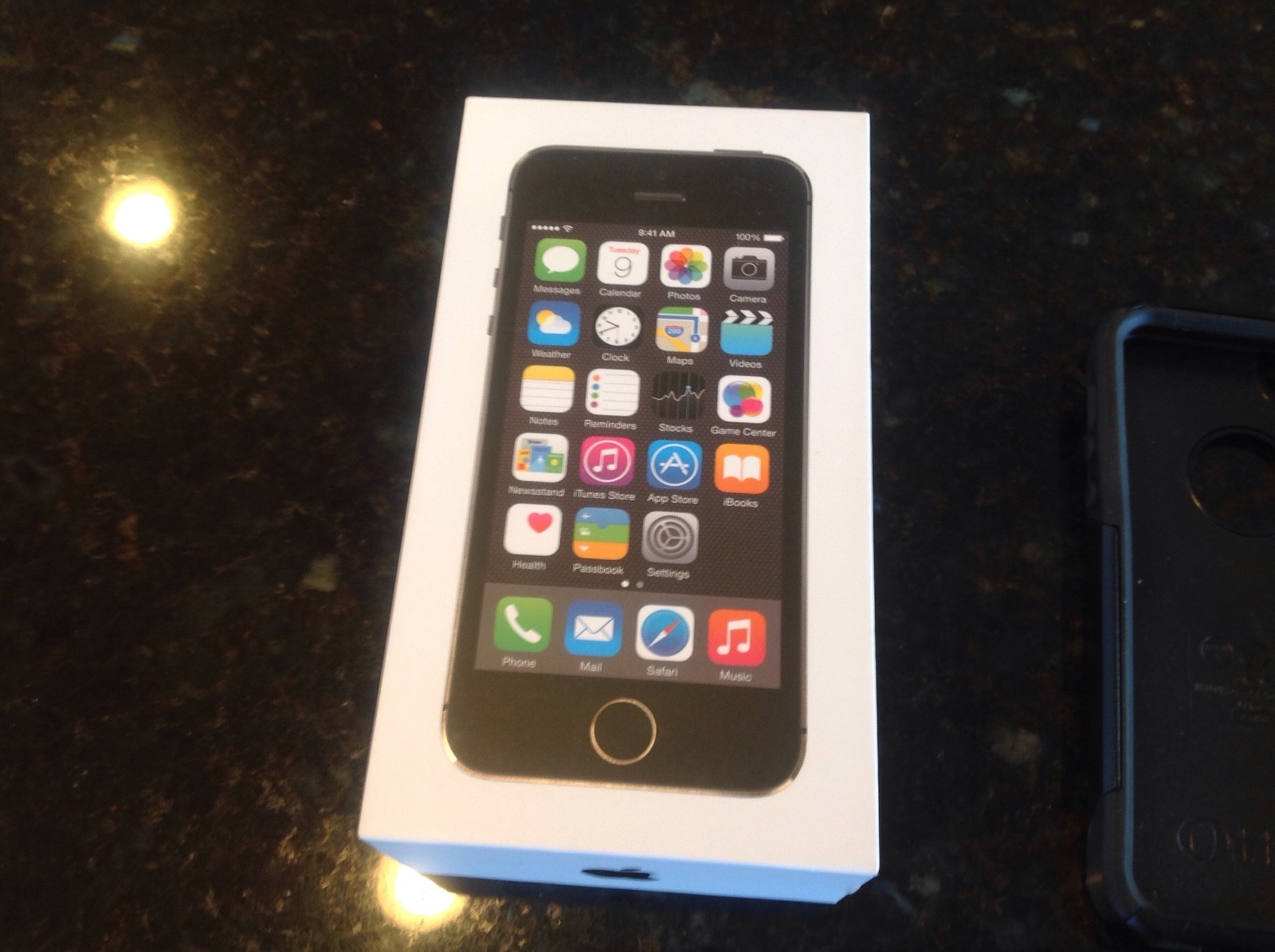 iPhone 5 5S Empty Box with Tray - Black and White Color - W/ 5s Otter Box case
