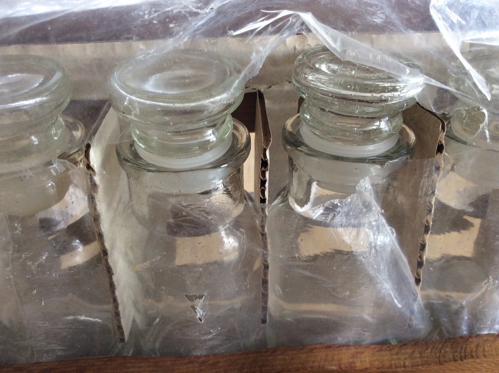 New Vintage spice rack with 6 unused vintage spice bottles! Excellent condition!