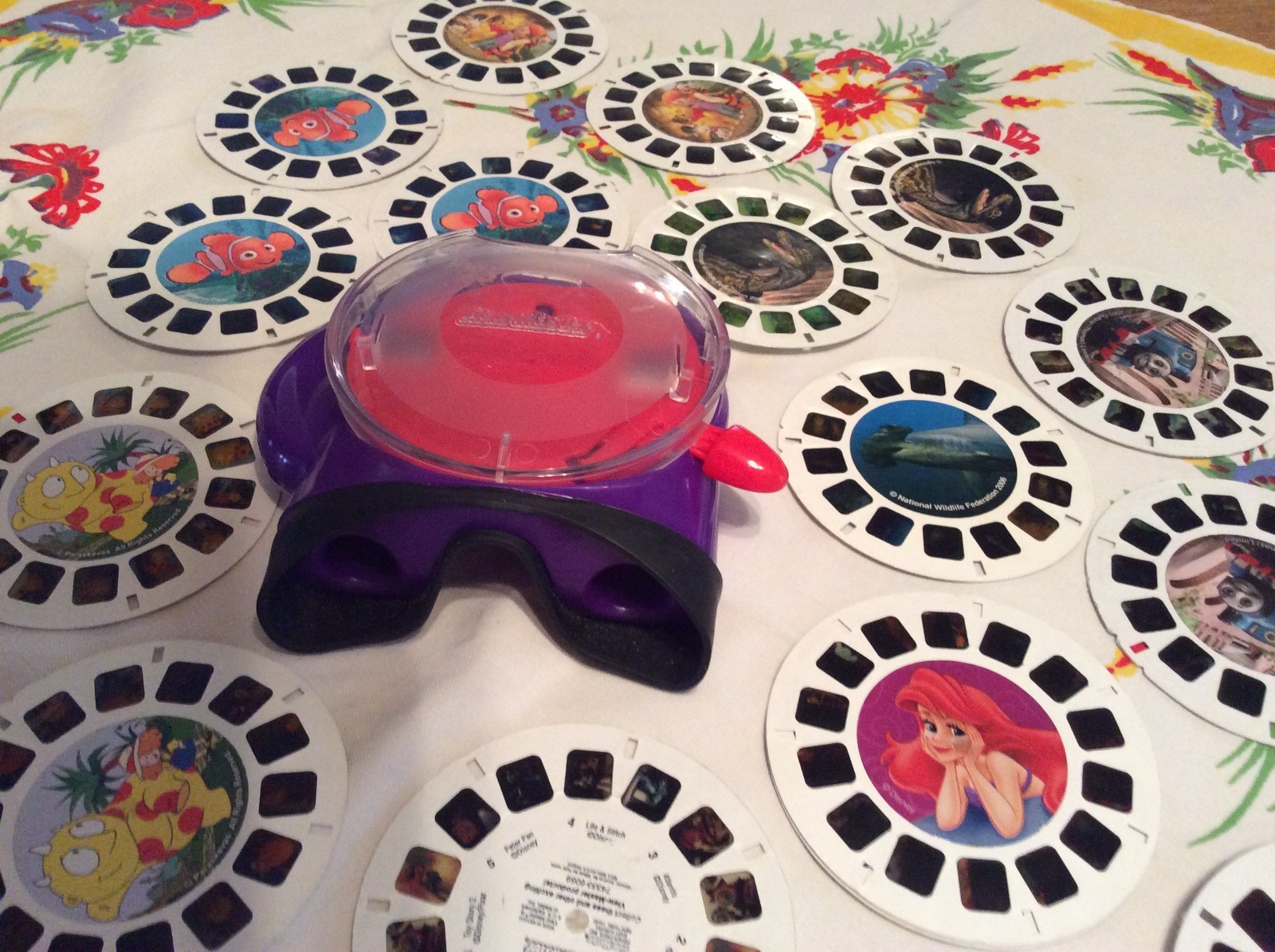 View-Master Red & Purple 20 Reels Fisher Price Mattel 2002 Date