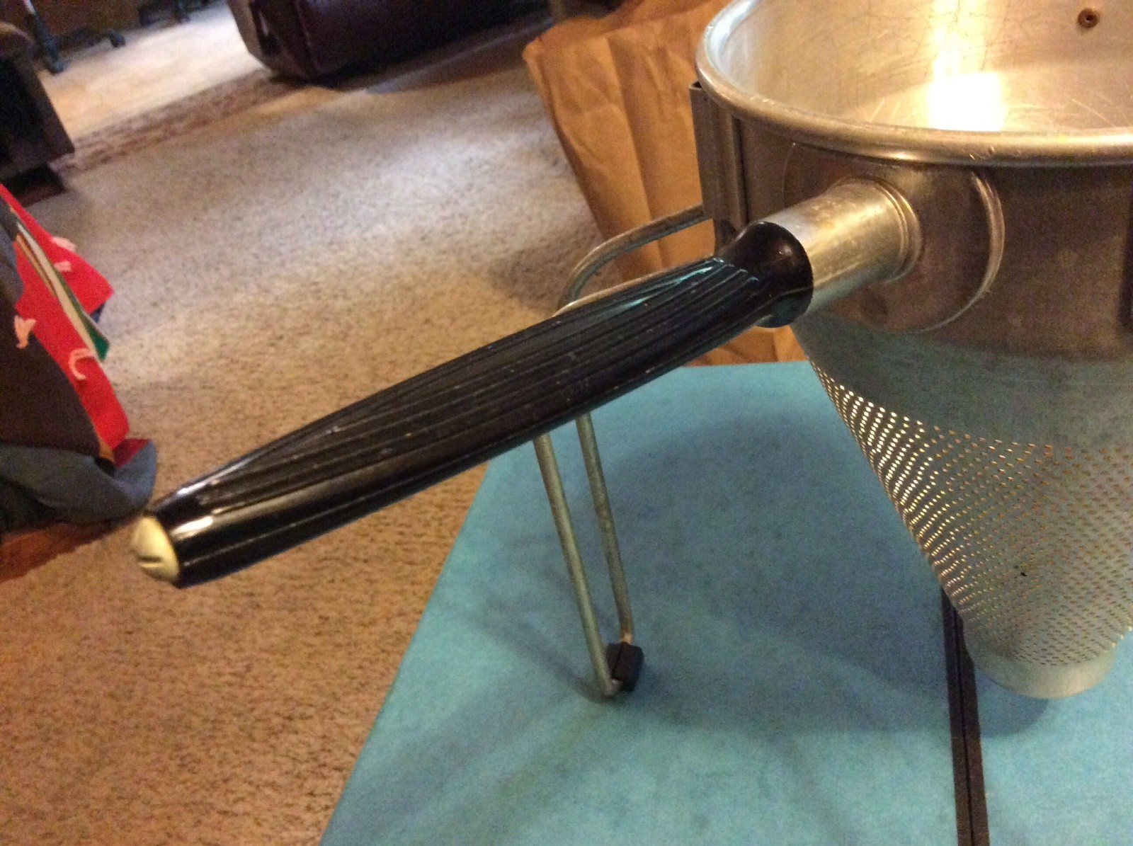 VINTAGE WEST BEND ALUMINUM WOOD PESTLE PRESS CANNING COLANDER STAND RARE w/grips