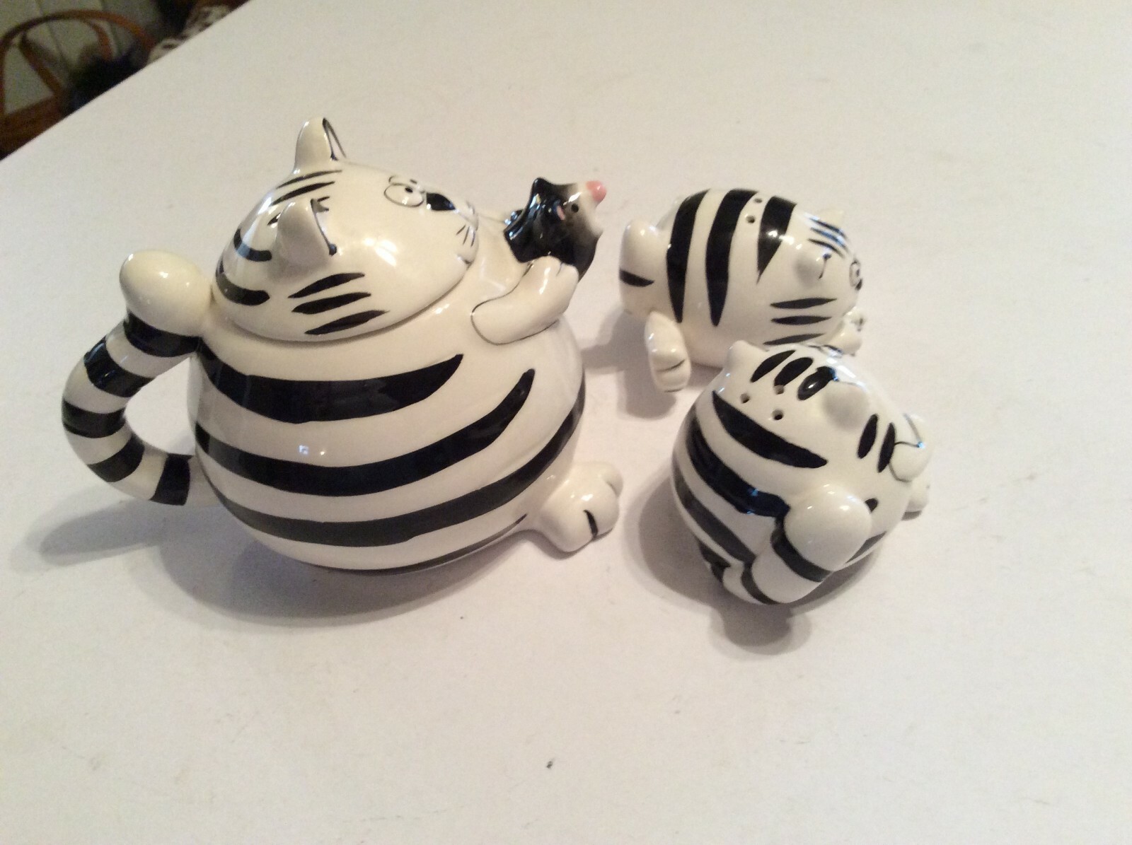 Whimsical P&S Arts Crafts Co. Cat & Mouse Tea Pot & Matching Salt & Pepper Set