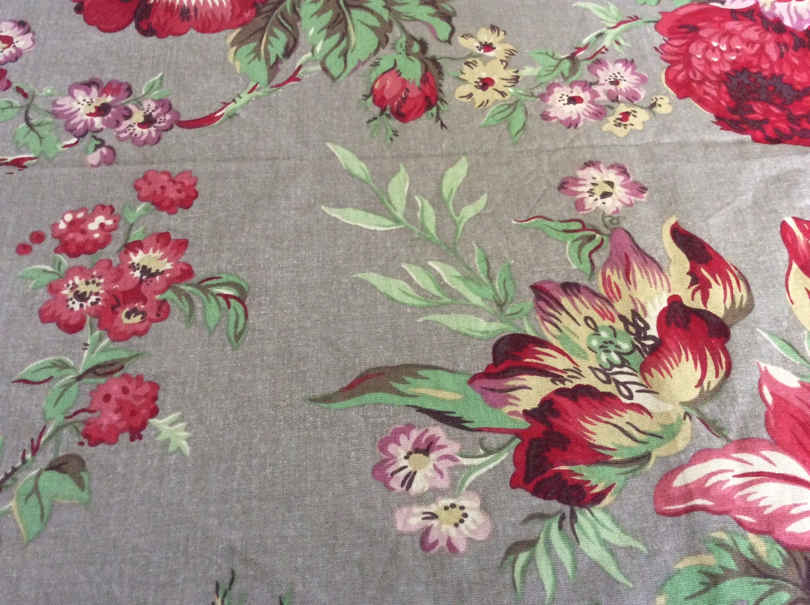 Vintage Floral Linen /Cotton Decorator Fabric 2 1/2 Yards x 58 in.