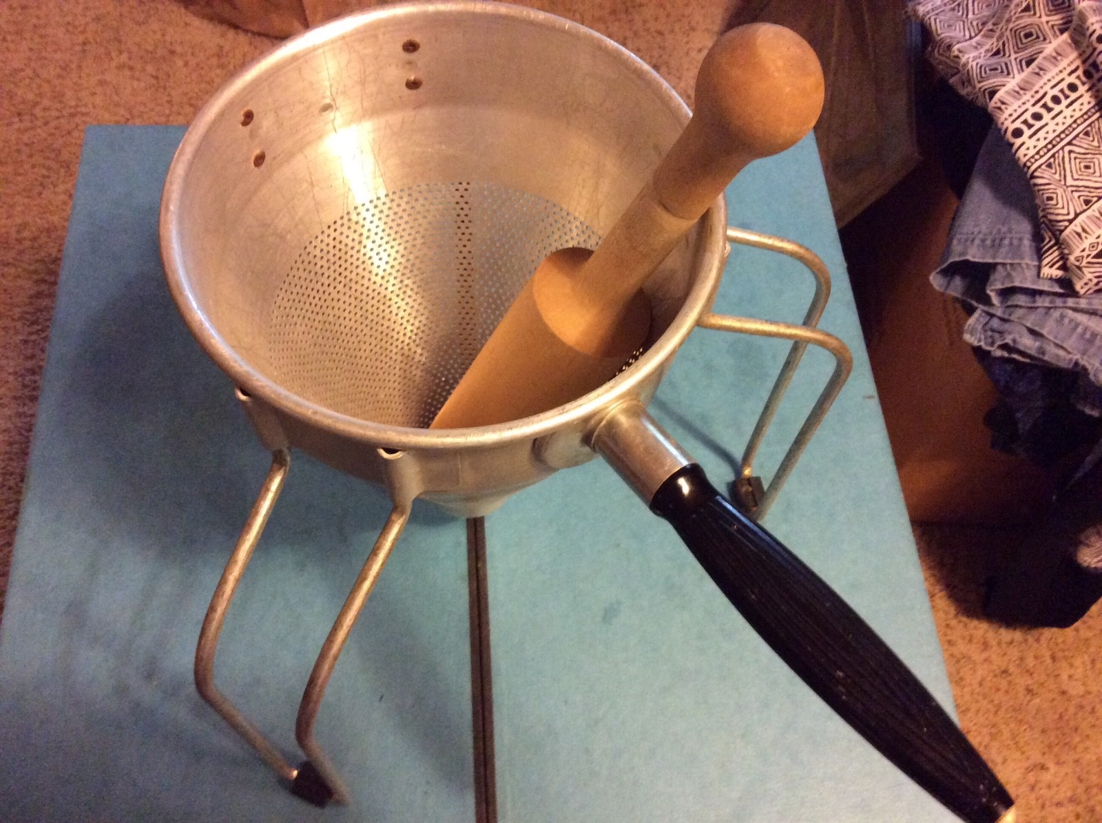VINTAGE WEST BEND ALUMINUM WOOD PESTLE PRESS CANNING COLANDER STAND RARE w/grips