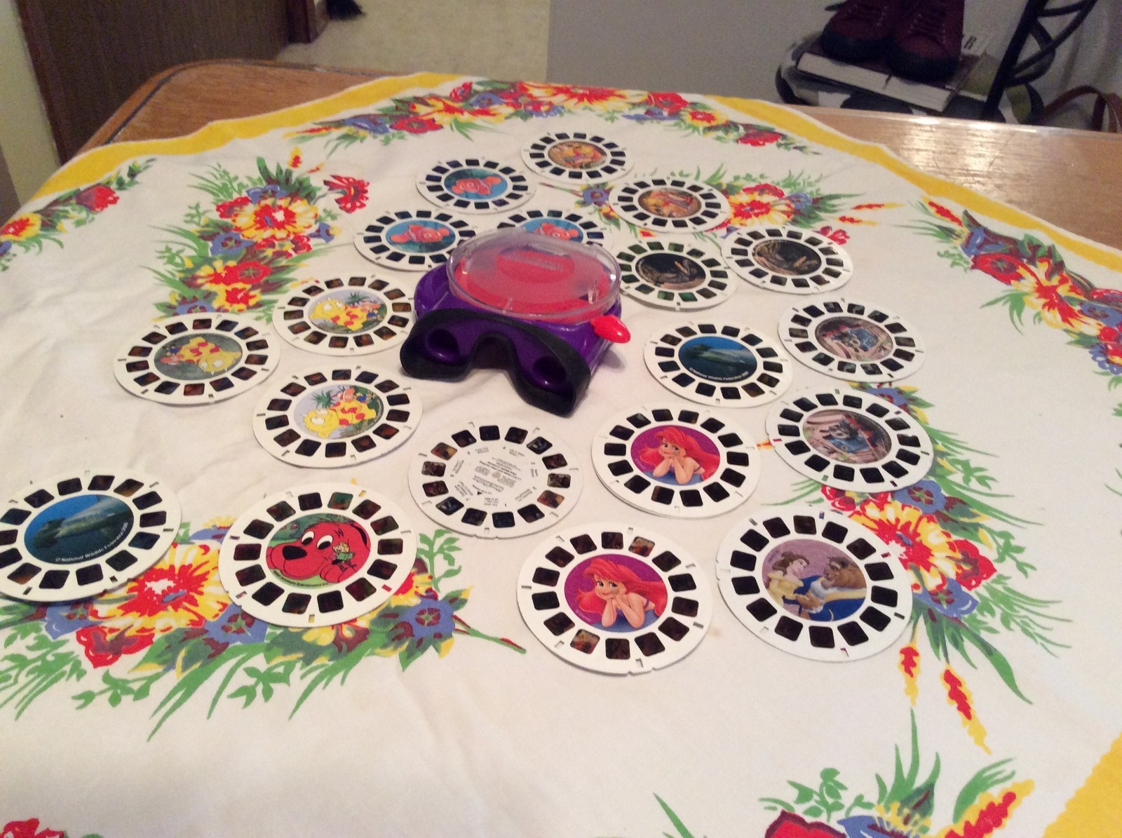 View-Master Red & Purple 20 Reels Fisher Price Mattel 2002 Date