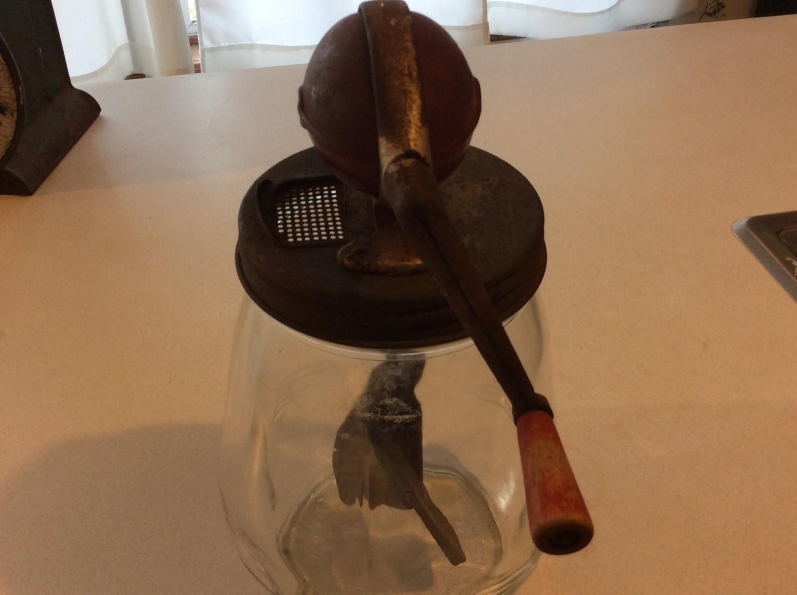 VINTAGE FARM DAZEY BUTTER CHURN 4 QT. TULIP GLASS / RED FOOTBALL TOP COMPLETE