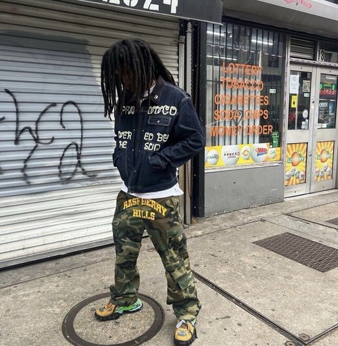 Pre-owned The Gv Gallery Raspberry Hills Camo Cargo Pants Size Large In Multicolor