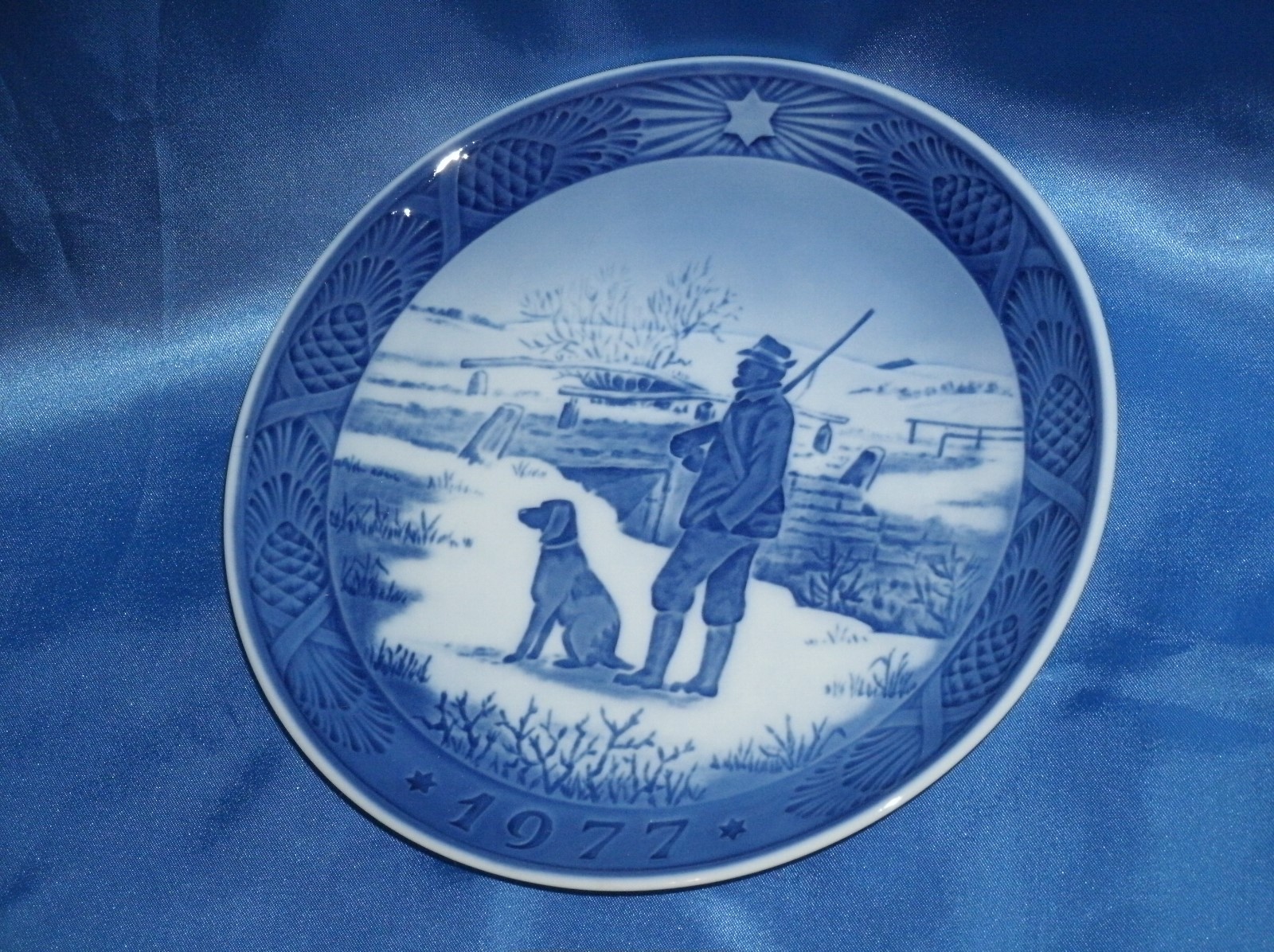 VINTAGE ROYAL COPENHAGEN CHRISTMAS PLATE 1977 ROYAL BLUE HUNTING WINTER MINT!
