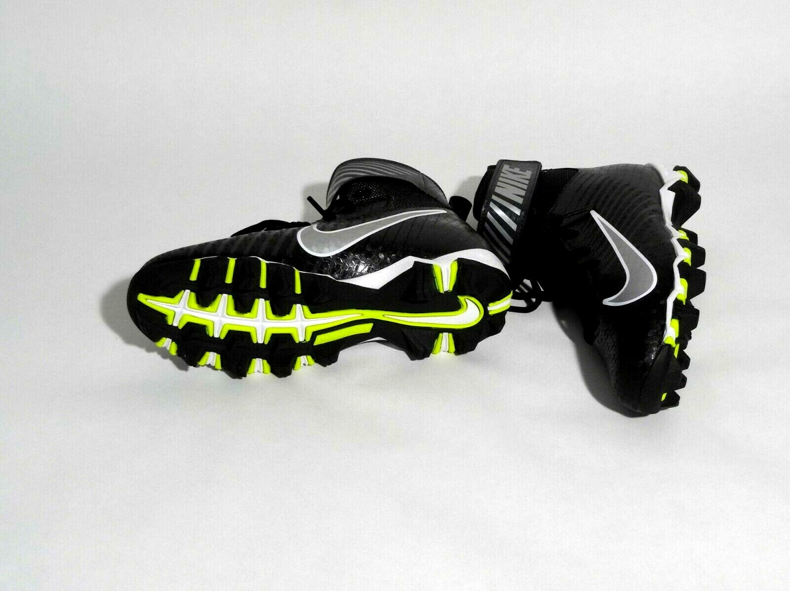 Boys' Football Shoes Nike Strike Shark Kids' Football Cleat 3.5 Y Back/silver