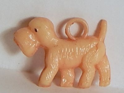 VINTAGE SCOTTIE WESTIE DOG PLASTIC PEACH COLORED CHARM CRACKER JACK
