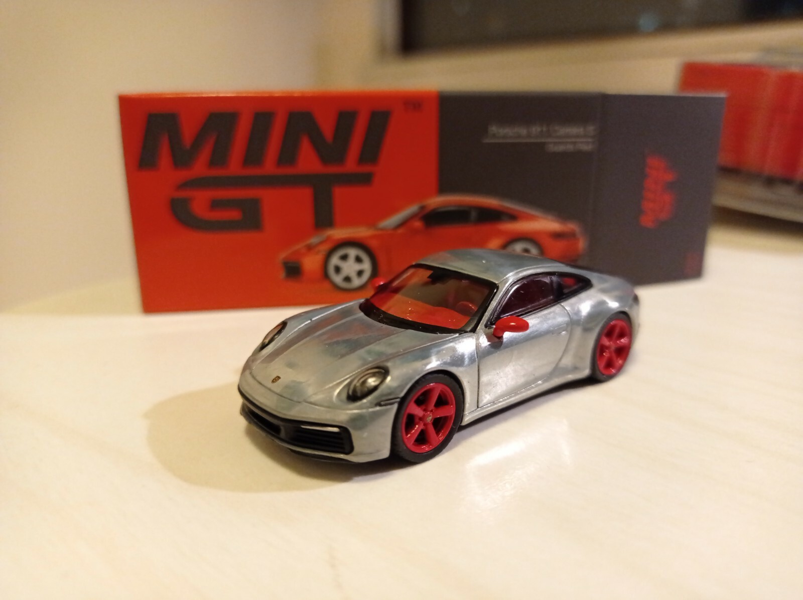 MINI GT 283 (opened) chase Porsche 911 (992) Carrera S