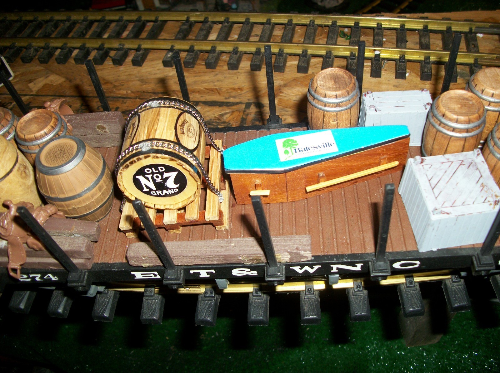 LGB, BACHMANN USA, E T & W N C FLAT  TRAIN  CAR LOAD WHISKEY BARREL,COFFIN.ETC