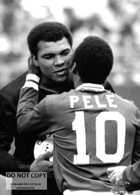 *5X7* PHOTO - PELE GREETS MUHAMMAD ALI BEFORE NEW YORK COSMOS GAME (EP-631)