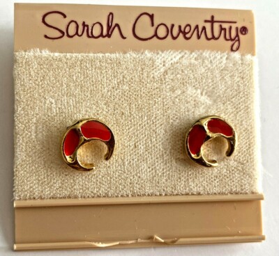 Vintage Boucle d'oreille signé SARAH COV doré ROUGE croissant LUNE CLOUS NEUF 